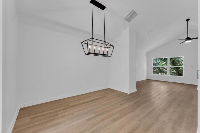 Foto del edificio - Available Now: 3-story townhome new constr...