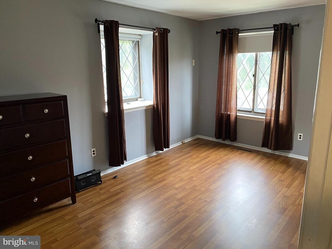 Foto principal - 5200 Hilltop Dr