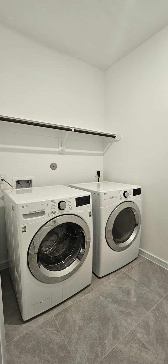 Building Photo - 8442 Bay Oaks Dr