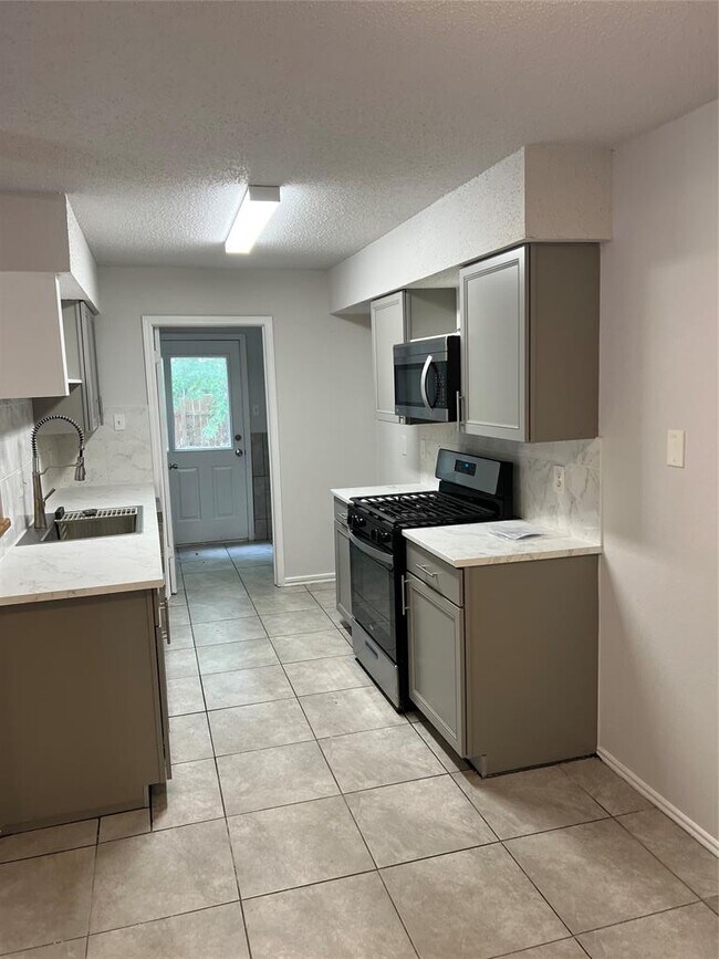 Building Photo - 2108 Redwing Way