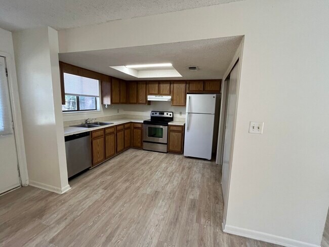 Foto del edificio - 841 Meadow Ln