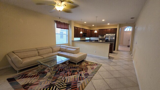 Foto del edificio - Bright + Spacious Home for Rent in West La...