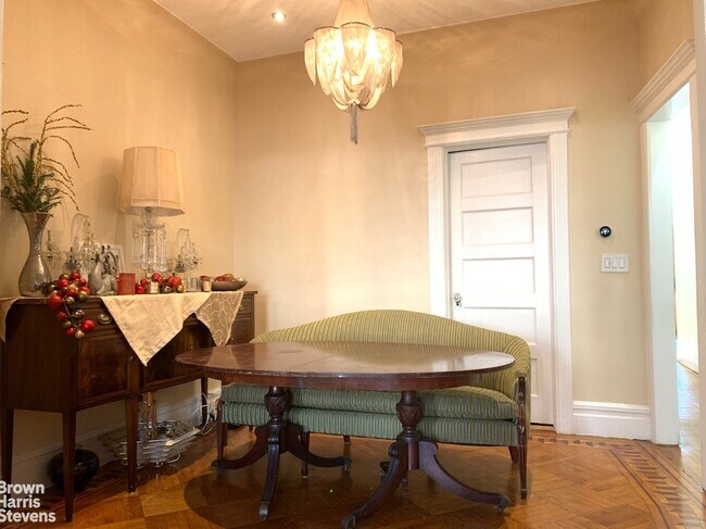 Foto del edificio - Large 2 BD in with Private Yard in PLG