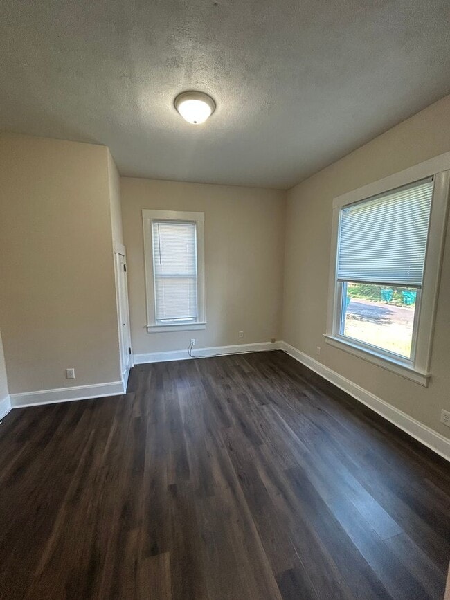 Building Photo - Charming 3-Bedroom Home With Fenced Backyard