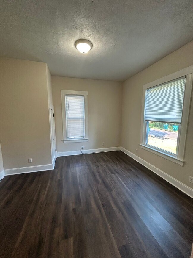 Foto del edificio - Charming 3-Bedroom Home With Fenced Backyard