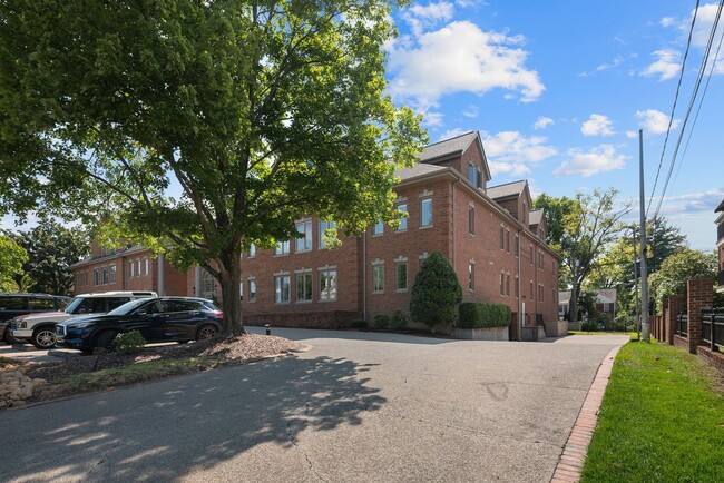 Building Photo - Newly Renovated Condo in The Westende with...