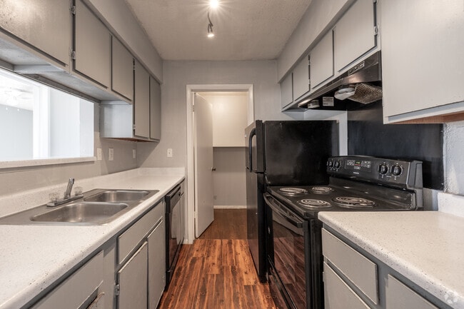 2BR, 2BA - 883SF - Kitchen - The Summit Apartments