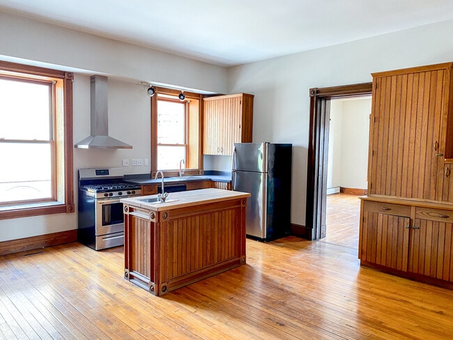 Building Photo - 44 James