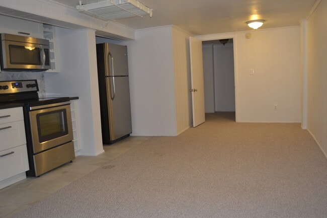 Living area without furniture - 209 10th St NE