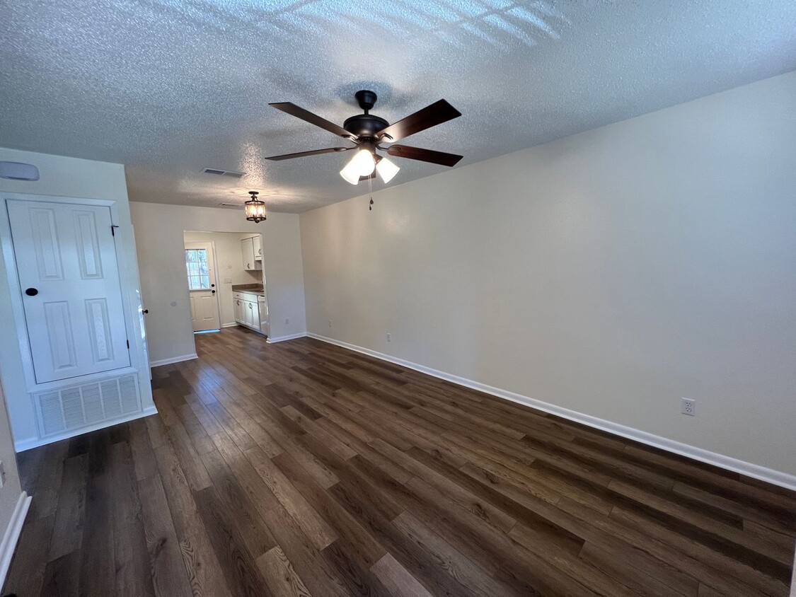 Foto principal - Northeast Pensacola - 2 bedroom, 1 bathroom