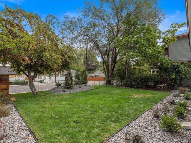 Building Photo - Move In Ready Midtown Dream Home