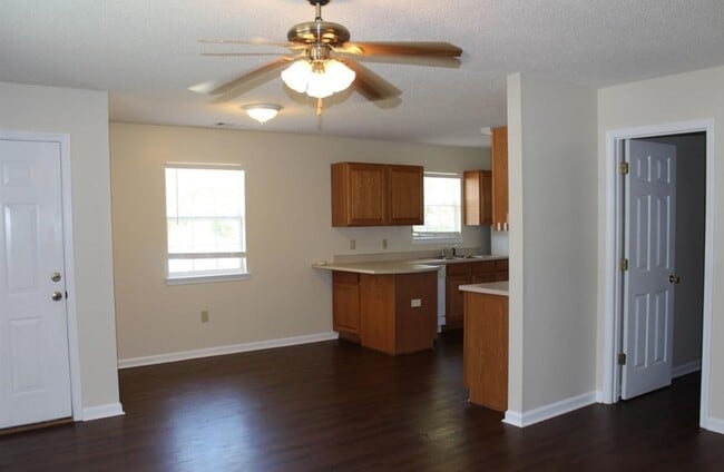 Building Photo - 806 Jessica Ln