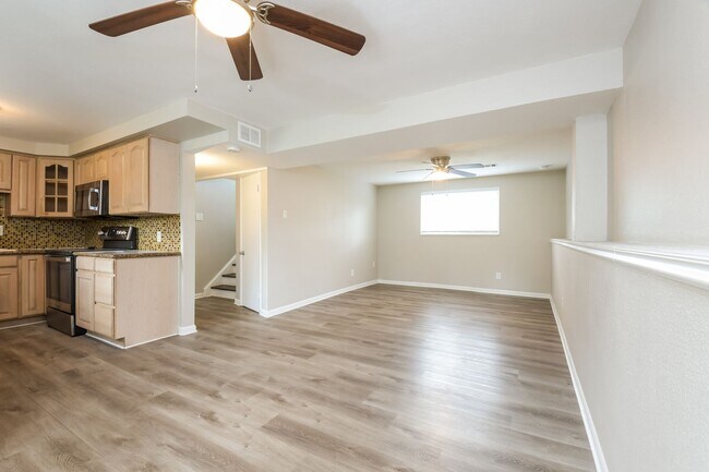 Foto del edificio - 2 WEEKS FREE RENT & FREE 55” TV IF MOVED IN BY 7/31! Spacious 3bd/2ba House with A/C in Prime Lak...