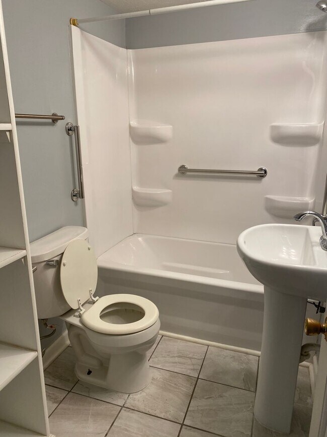 Building Photo - 1804 Cranston Rd