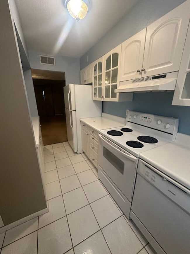 Building Photo - Townhome in Tallwood Oaks