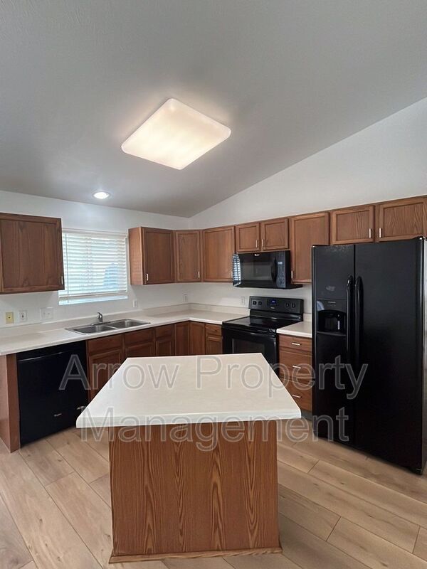 Primary Photo - 249 W Irving St