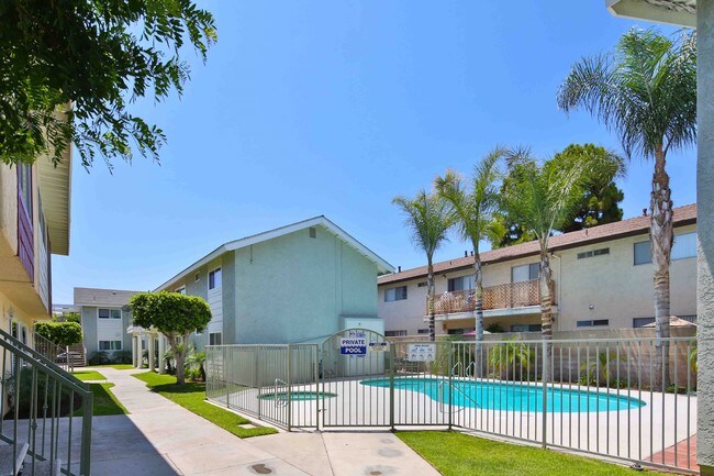 Foto del edificio - 8101 Larson Avenue