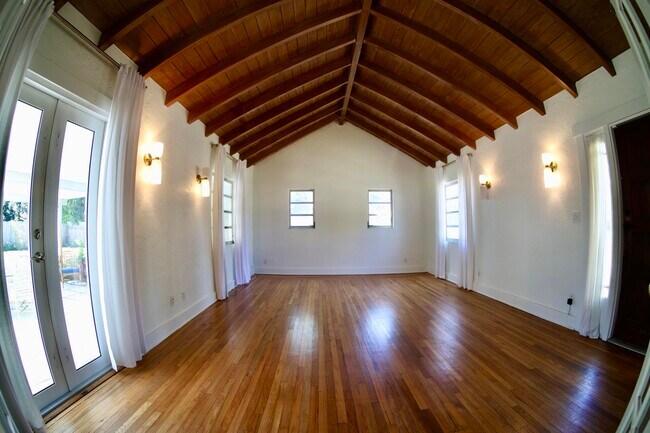 Foto del edificio - 620 Winters St