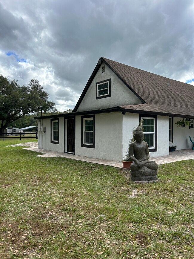 Foto del edificio - 10730 Crystal Springs Rd