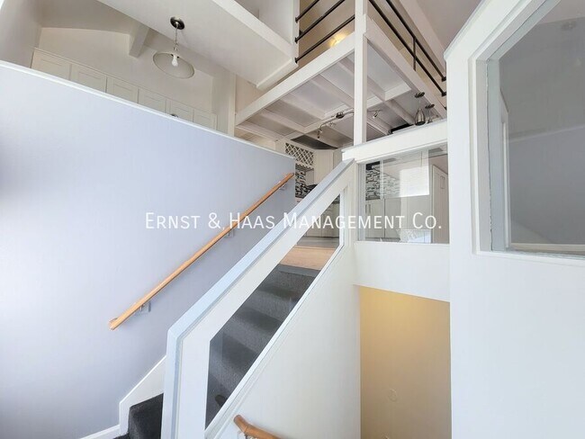 Building Photo - Stylish 2 Bedroom Loft Style Townhouse in ...