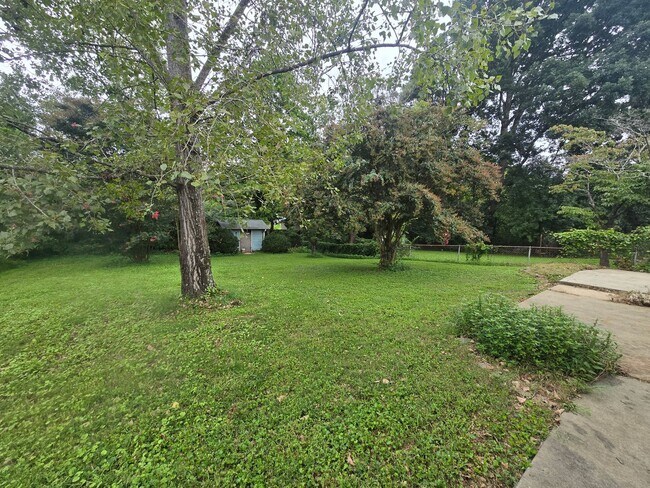 Foto del edificio - Charming Ranch with Fenced Yard in the Hea...
