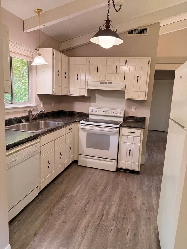 Building Photo - 905 Forest Dale Ln