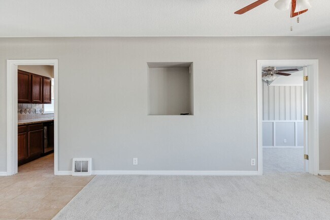 Foto del edificio - $0 DEPOSIT OPTION. 3BED/1BATH WITH ONE CAR GARAGE NEAR ANSCHUTZ MEDICAL CAMPUS