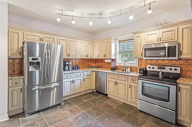 Building Photo - 809 Acosta Street