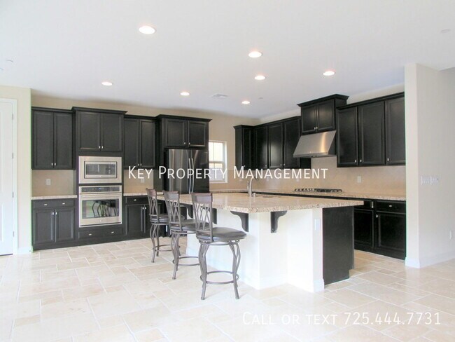 Building Photo - 5 BEDROOM HOME W/ ATTACHED CASITA AND 3 CA...