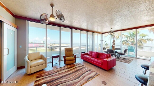 Foto del edificio - 2060 Beach Blvd