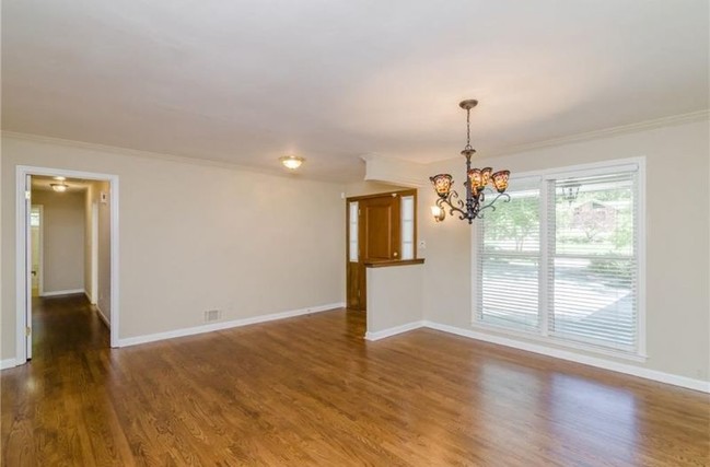 Building Photo - 4161 Lakeshore Way NE