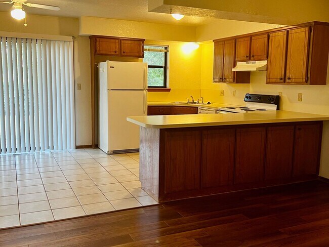 Building Photo - Half duplex in a fantastic location!