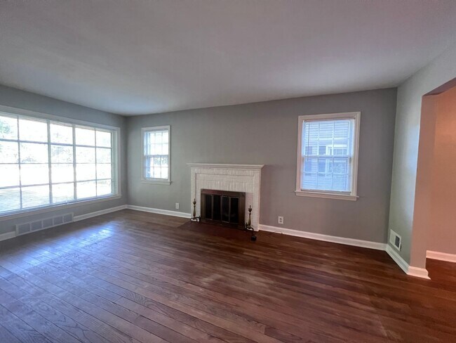Foto del edificio - Recently Updated 2 Bedroom Home with Fence...