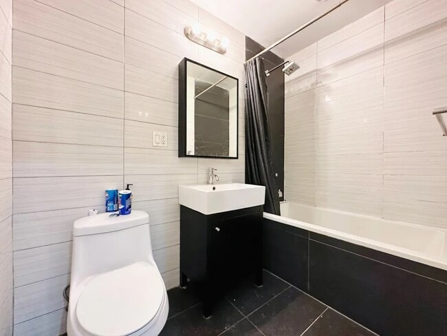 Building Photo - Furnished room/NOT APARTMENT