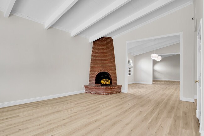 Building Photo - 4915 Bellaire Ave