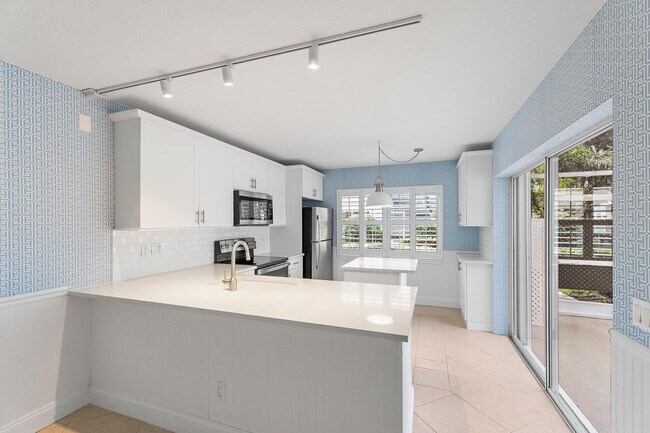 Building Photo - 2406 SW Danbury Ln