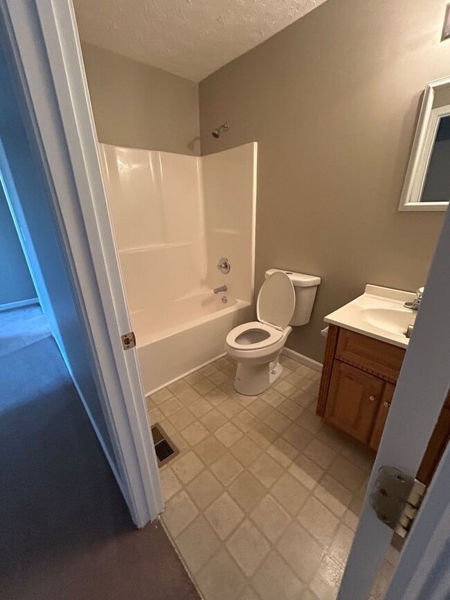 Building Photo - Available 10/01/2025 3 Bedroom 2 bathroom ...