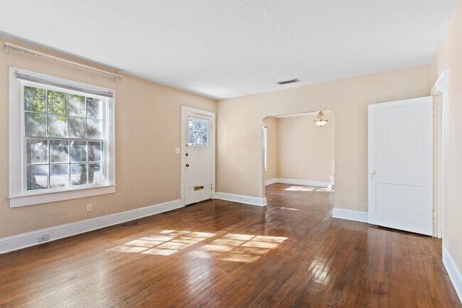 Building Photo - Location location location! This 2 bedroom 1 bath home is convenient to everything!