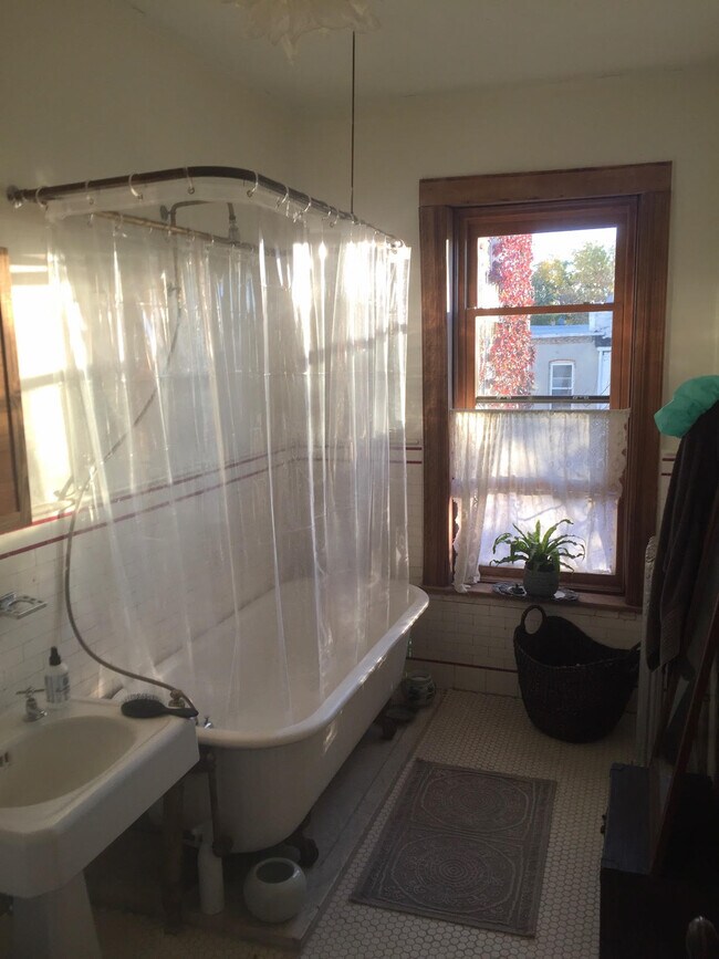 Bathtub - 560 44th St