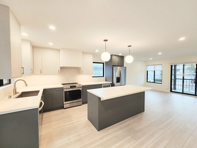 Building Photo - Meticulously renovated 2 bedroom duplex home in central San Mateo