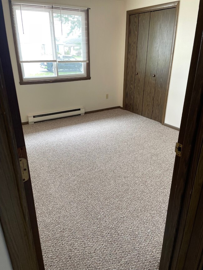 Larger Bedroom - 1414 N Hume Ave