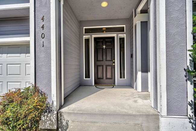 Building Photo - Mountlake Terrace Two Story Home