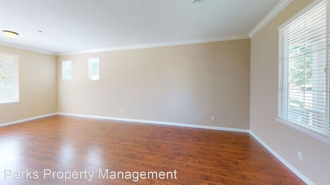Building Photo - 4 br, 2.5 bath House - 658 Ray St.