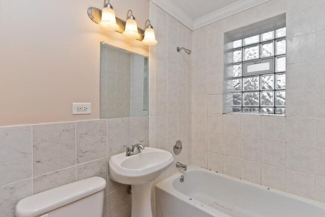 Building Photo - 3 bedroom in Chicago IL 60645