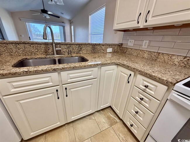 Foto del edificio - 635 Waterway Village Blvd