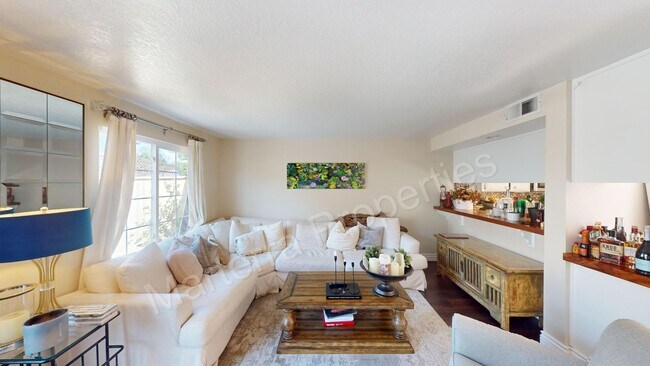 Foto del edificio - Beautiful 2 bed/2.5 bath Townhome in Costa Mesa