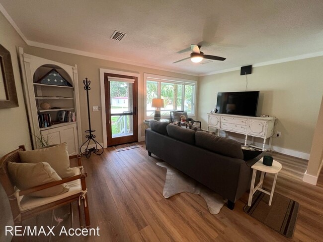 Building Photo - 4 br, 2 bath House - 1013 Cedar St. NE
