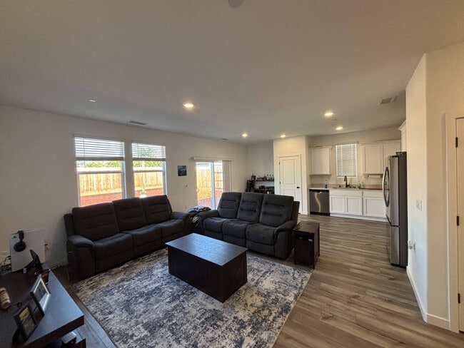 Foto del edificio - 1872 W Graham St