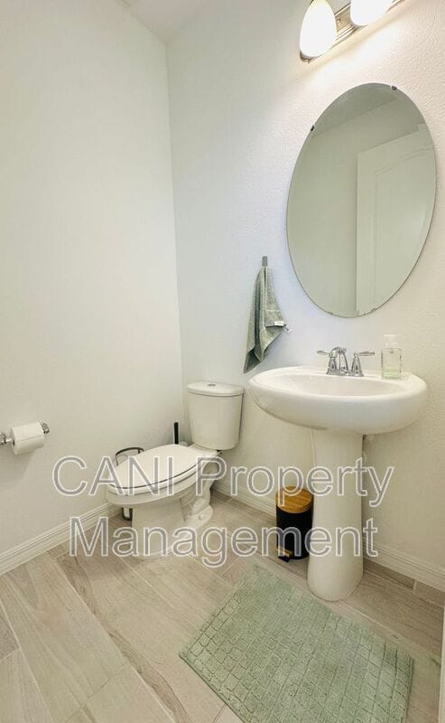 Building Photo - 745 Benoi Dr