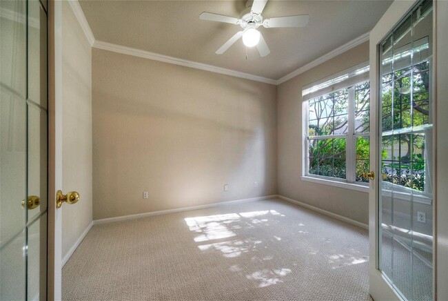 Foto del edificio - 2616 Henley Dr